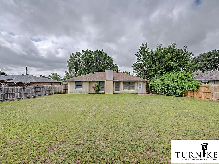 913 Springhill Dr — Photo 23
