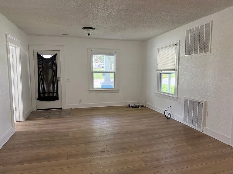 813 S Lillian Ave — Photo 2