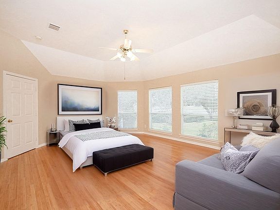 4th image of 18 Crest Gate