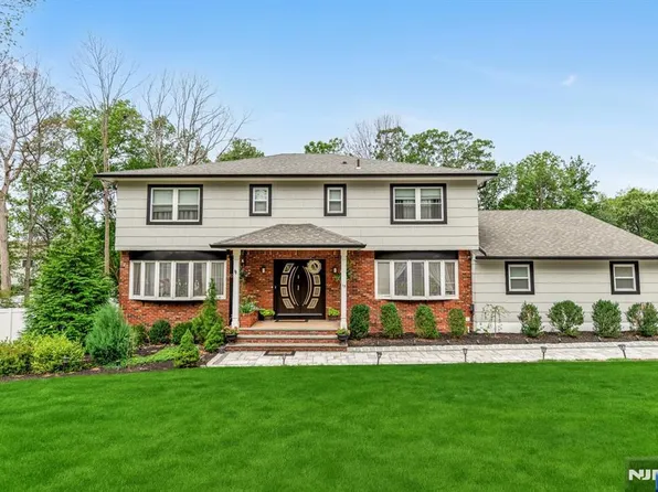 15 Lookout Point Trl, Totowa, NJ 07512