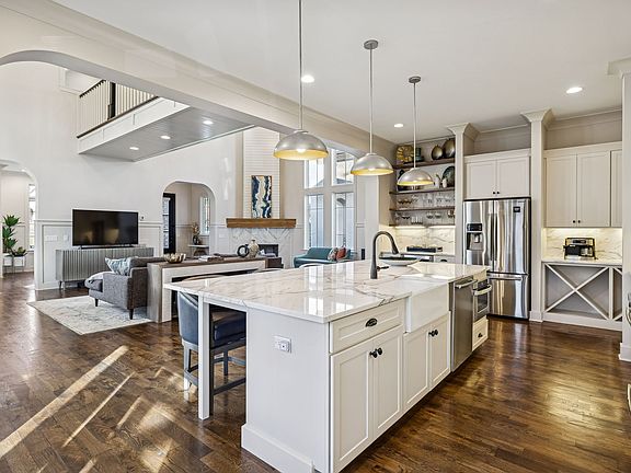 3rd image of 923D Gale Ln