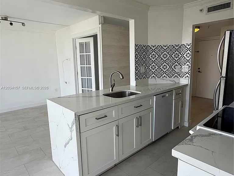 1688 West Ave #706 — Photo 2