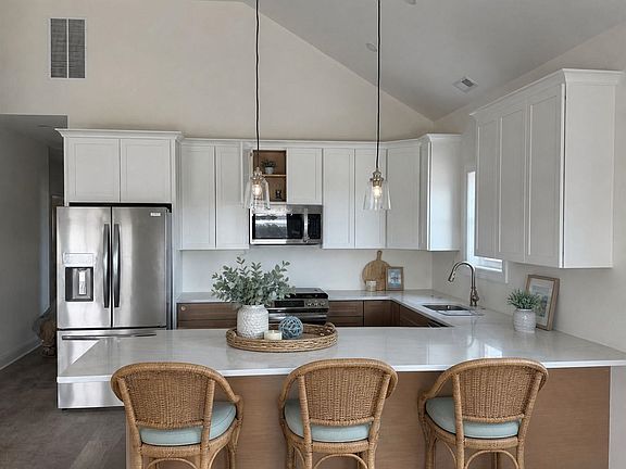 4th image of 510 W Maple Ave #200