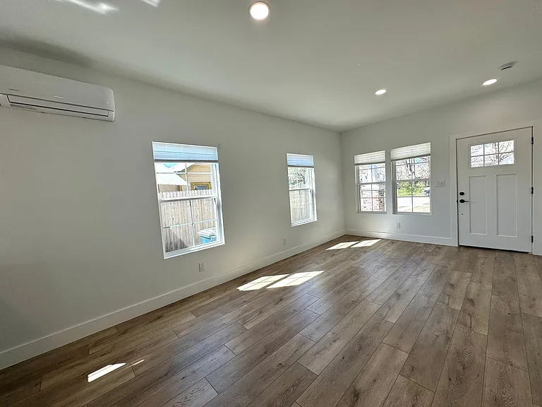 2730 E Admiral Ct — Photo 4