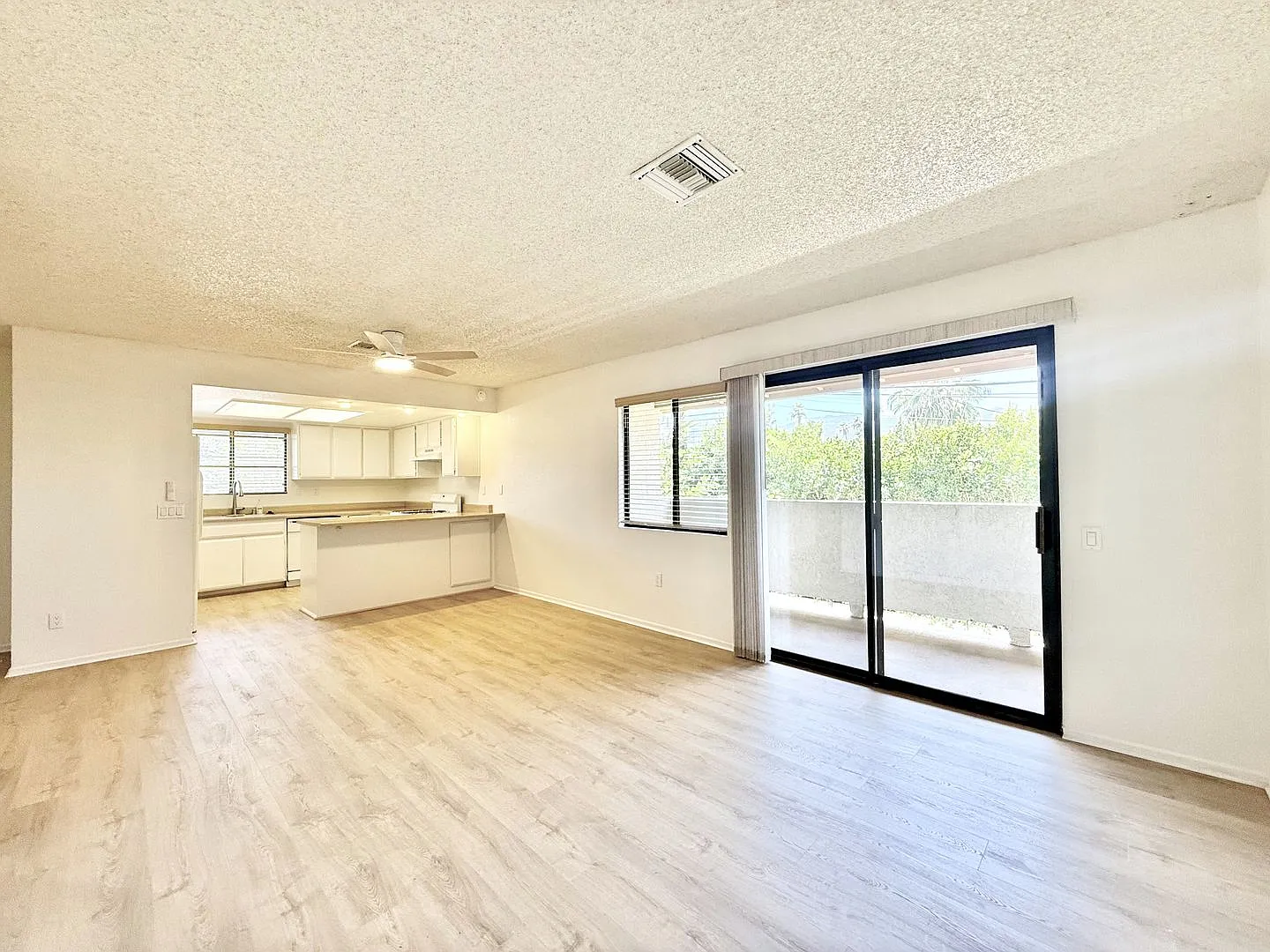 Available Now! 3 Bedroom 2 Bathroom Upper Level Apartment In Palm Desert!! — Photo 2