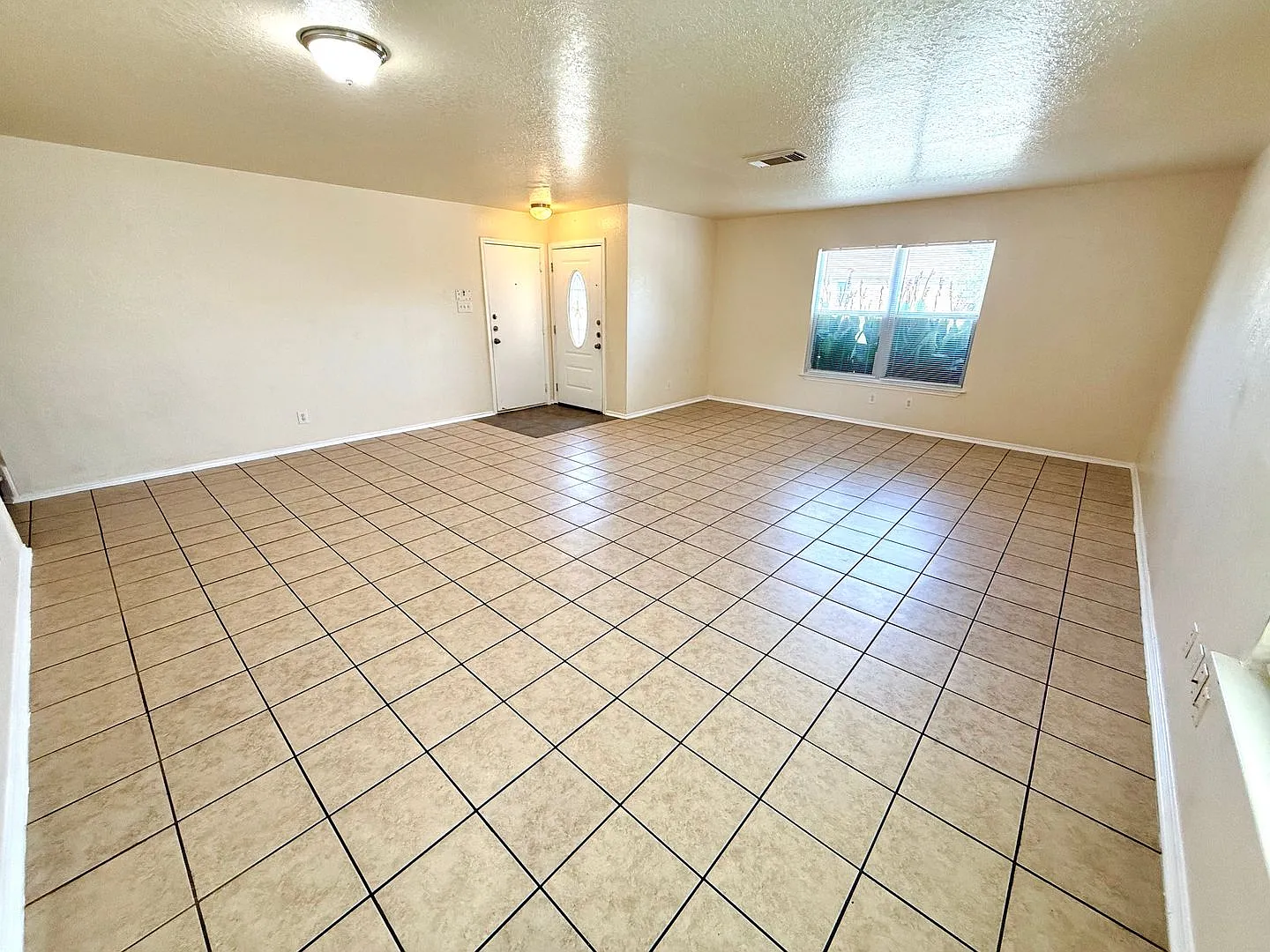 *Move In Special* 4 Bed | 2.5 Bath | Loft | 2-Car Garage | Covered Patio! — Photo 4