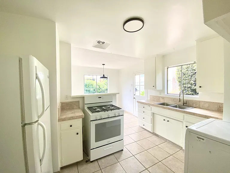 1822 Bath St — Photo 5