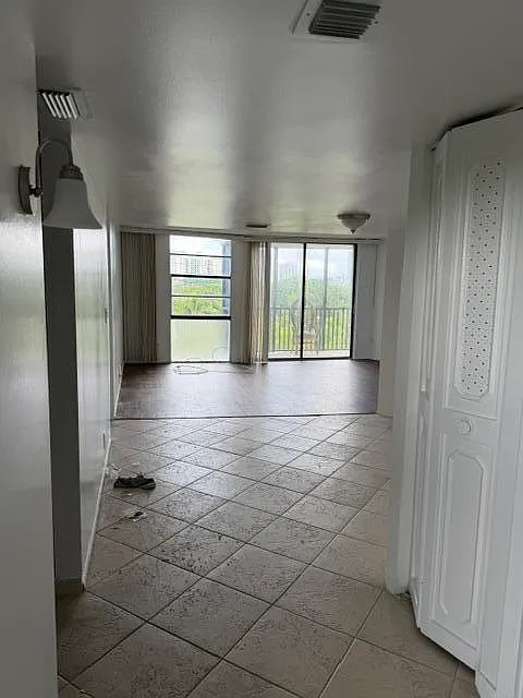 2 bed, 2.0 bath, 1081 sqft, $1,975 — Photo 4