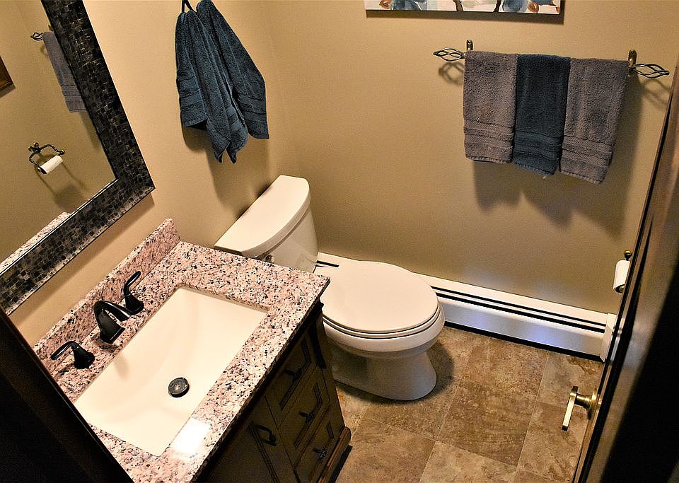 1st flr 1/2 bath
