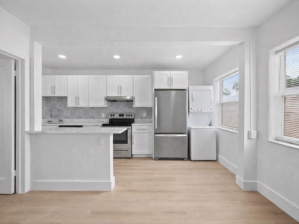 1st image of 412 SE 16th St #2A