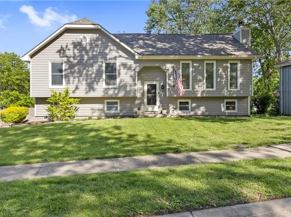 12801 S Seminole Dr, Olathe, KS 66062