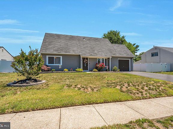 2nd image of 4 Peoria Ln
