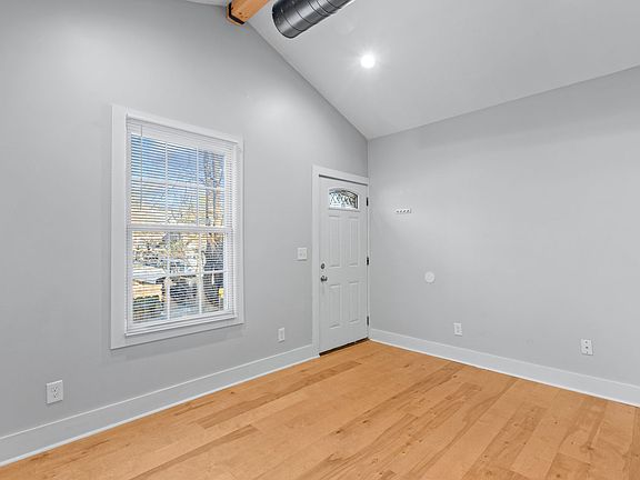 4th image of 944 Brent St