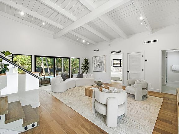 3rd image of 2637 Sugarloaf Ln