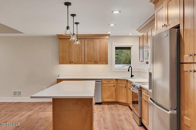 2nd image of 1422 Lake Avenue