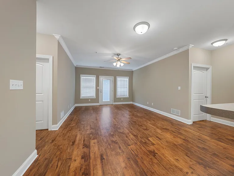 Mount Victor Olde Towne Luxury Apartments — Photo 114