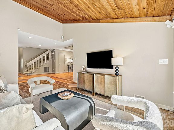 5th image of 5337 Hillingdon Rd