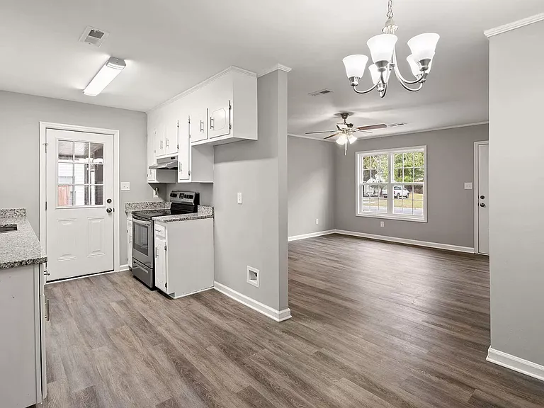 426 Longleaf Dr — Photo 16