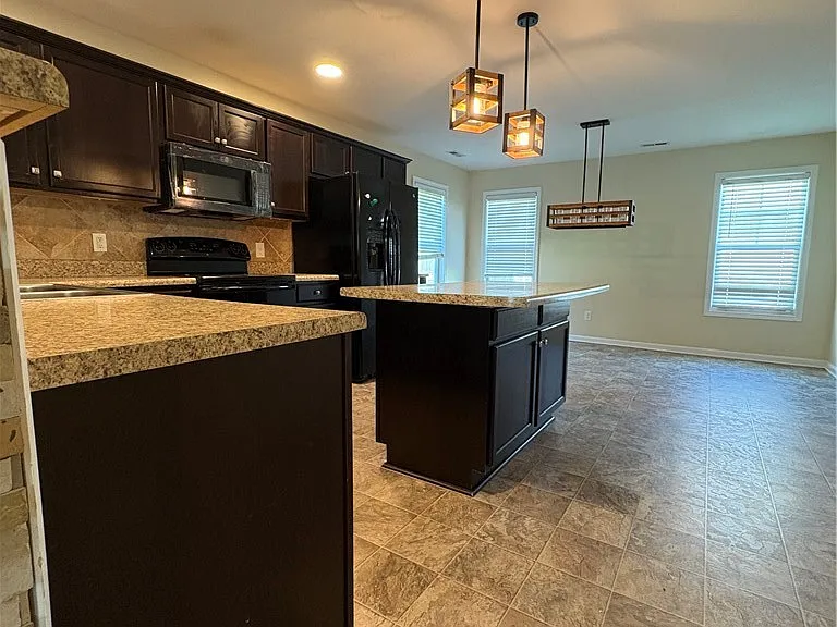 365 Roanoke Dr — Photo 8