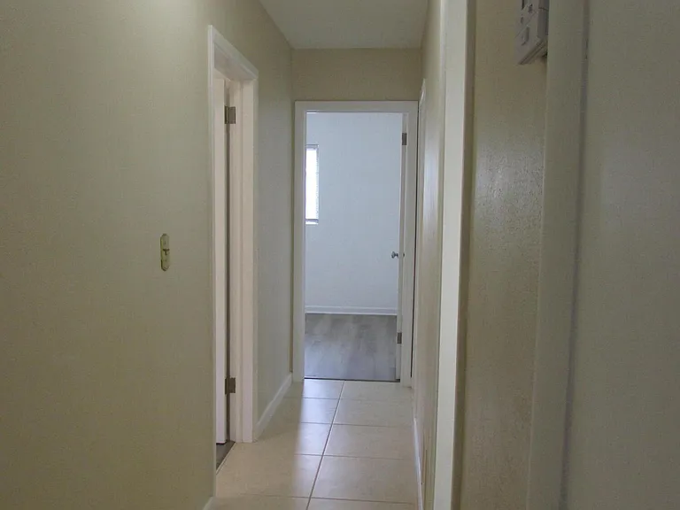 211 W Laila Dr — Photo 17