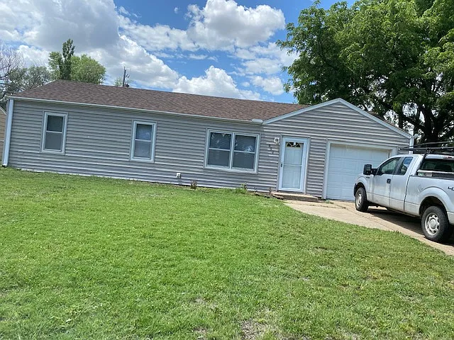 3 bed, 888 sqft, $1,100 — Photo 1