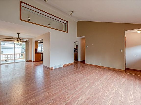 3rd image of 6690 Crenshaw Dr
