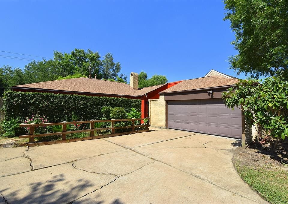 Well loved home in Energy Corridor. The roof was replaced in 2017.