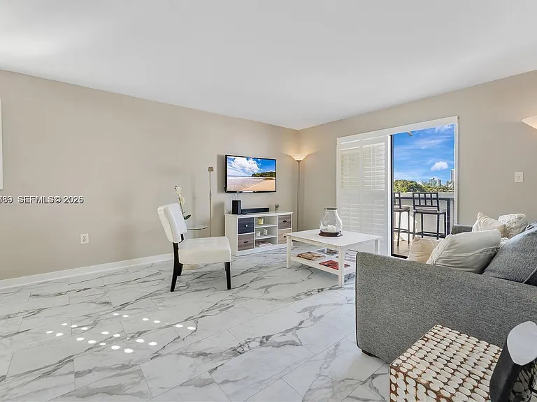 1418 Collins Ave #504 — Photo 3