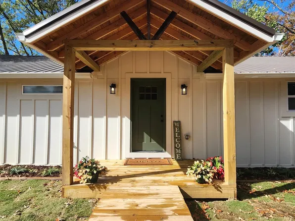 356 E Lake Hill Dr, Talladega, AL 35160