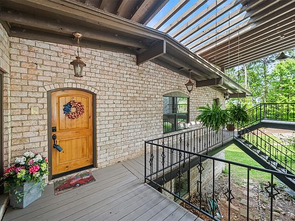 3rd image of 121 Holiday Ln