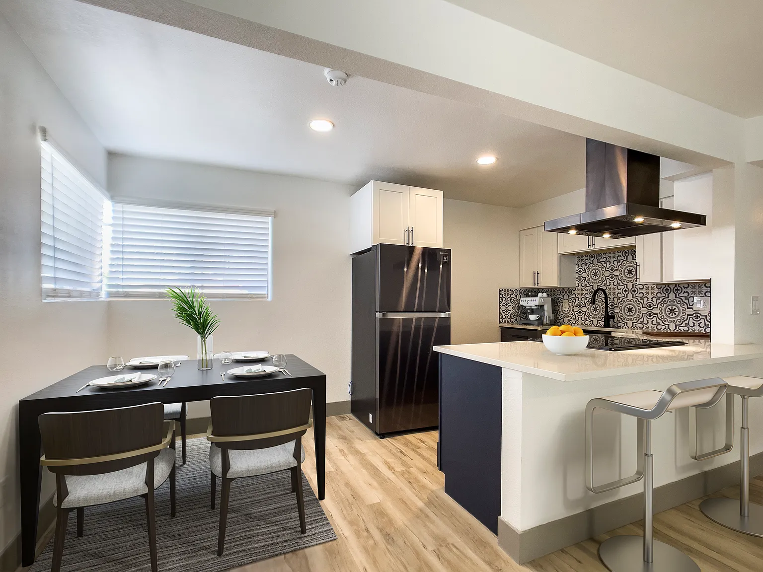 2 bed, 800 sqft, $1,600 — Photo 2