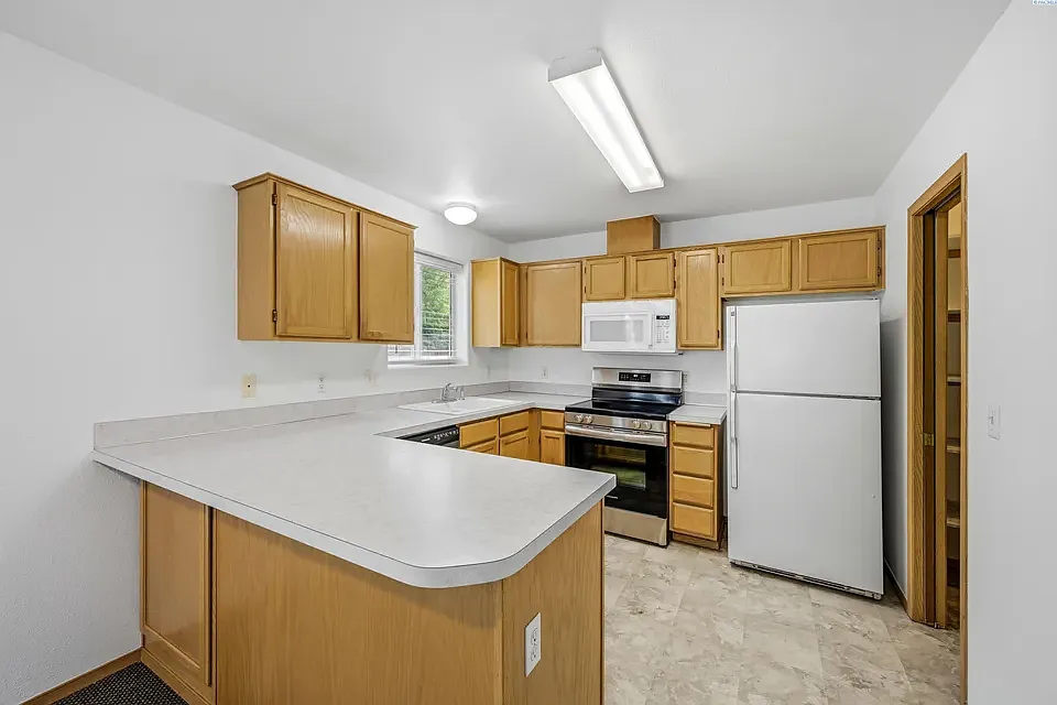 3 bed, 2.5 bath, 1576 sqft, $2,050 — Photo 4