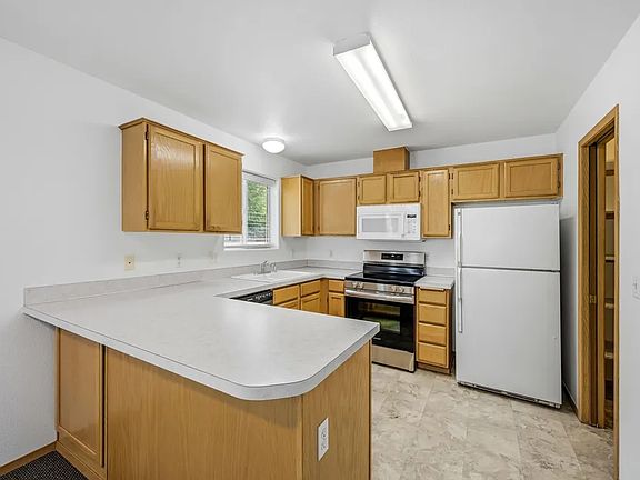 4th image of 333 NW Parr Dr