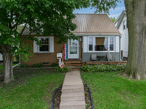 1900 29th St, Moline, IL 61265