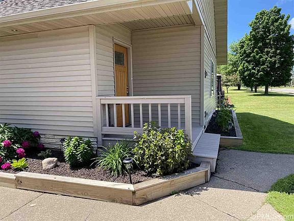 3rd image of 525 W Breitung Ave