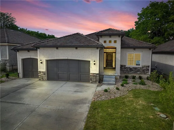 2118 NW Ashurst Dr, Lees Summit, MO 64081
