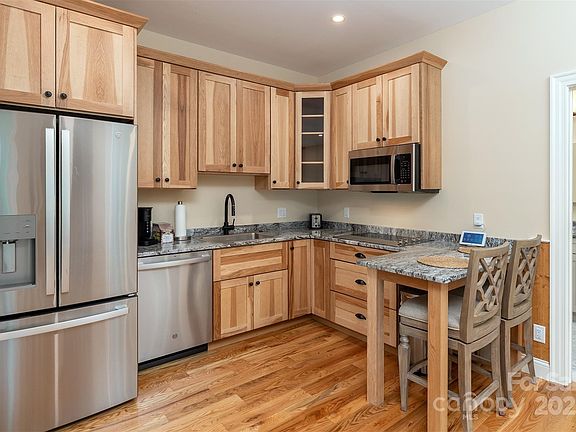 17th image of 326 Golden Valley Dr