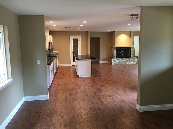 3rd image of 1420 Tanglewood Dr