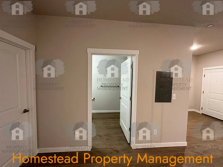 283 Knox St N — Photo 8