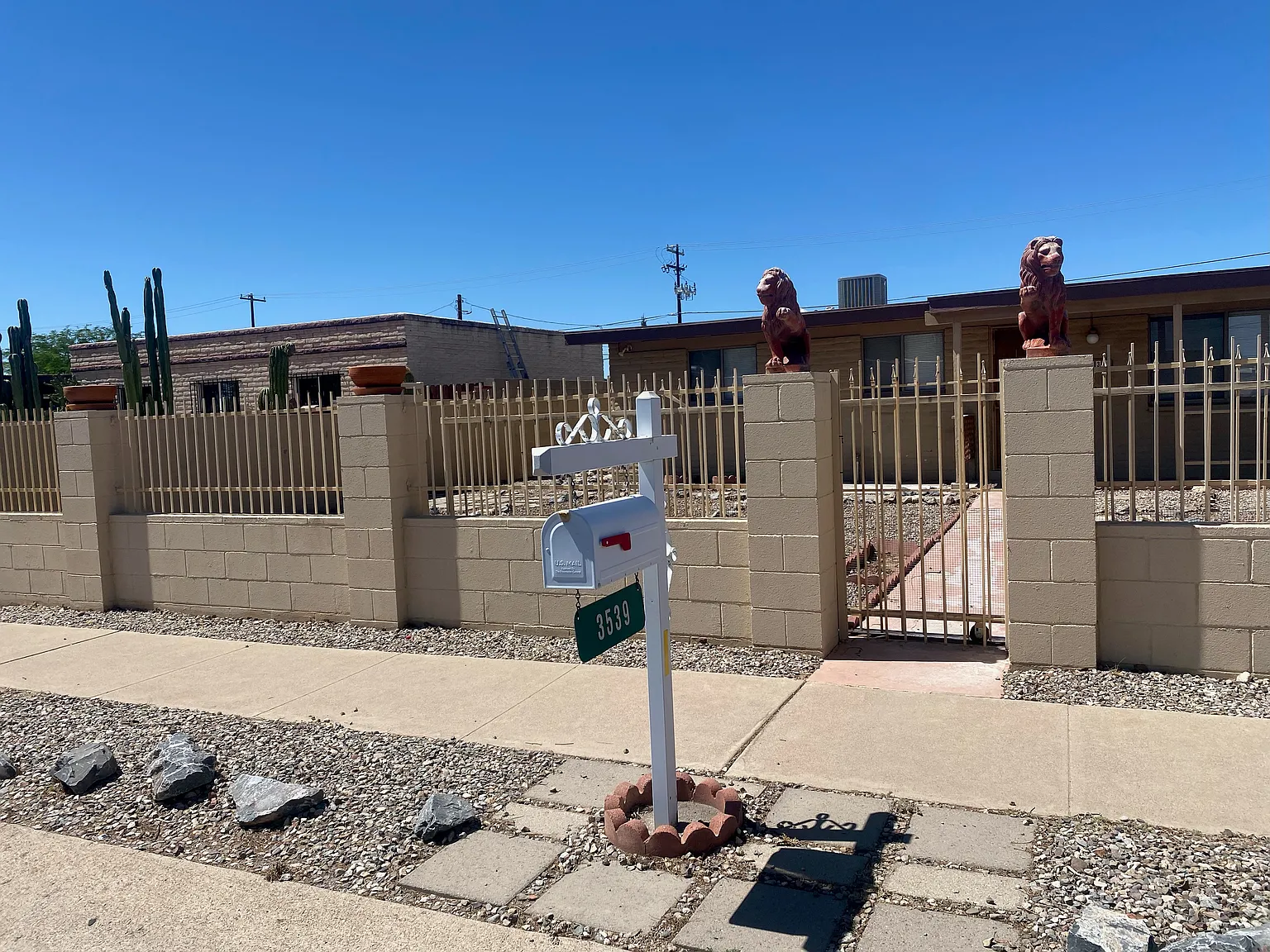 3 bed, 1000 sqft, $1,600 — Photo 1