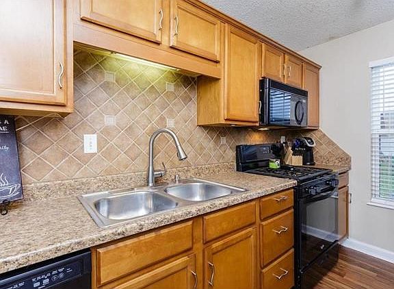 Kitchen with Tile Backsplash