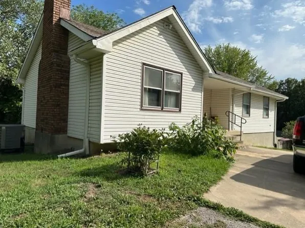 21119 S Briar Rd, Peculiar, MO 64078