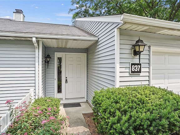 2nd image of 837 Lynnhaven Ln #201