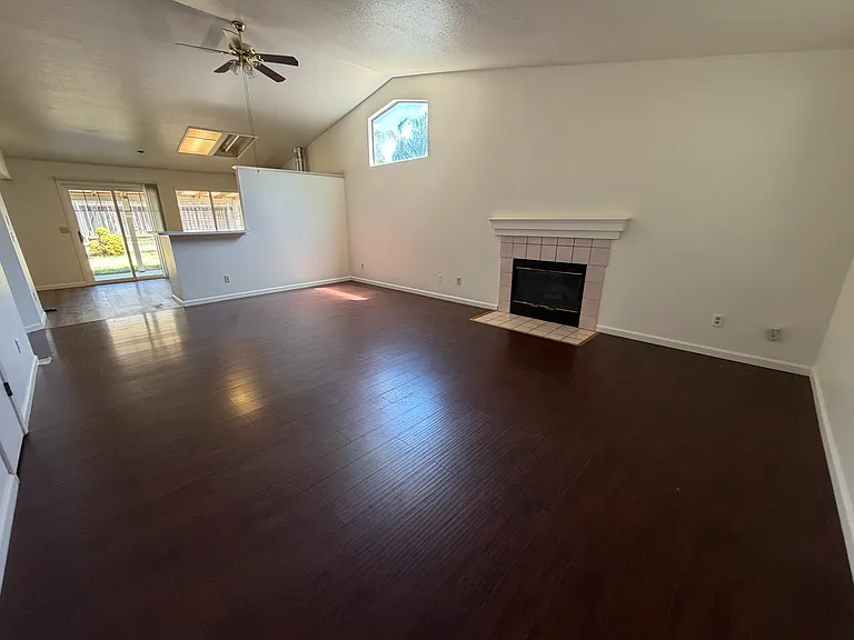 816 Grand Central Dr — Photo 3