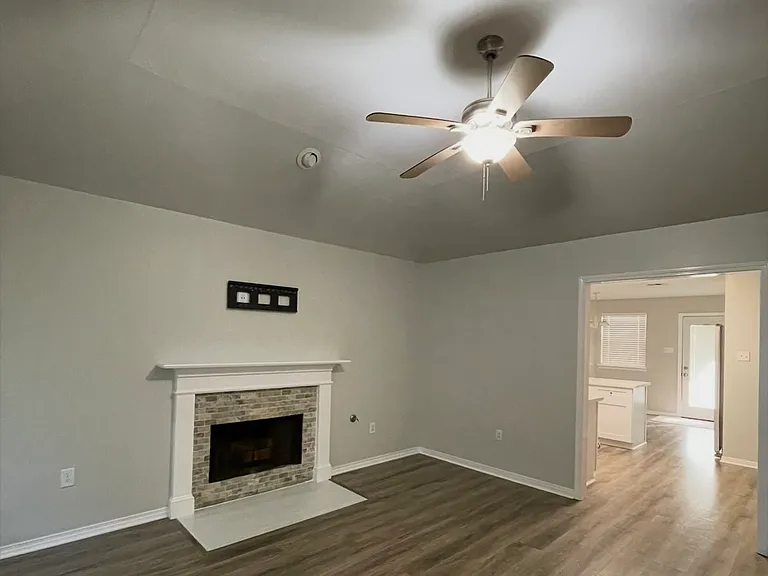 623 Dean St — Photo 3