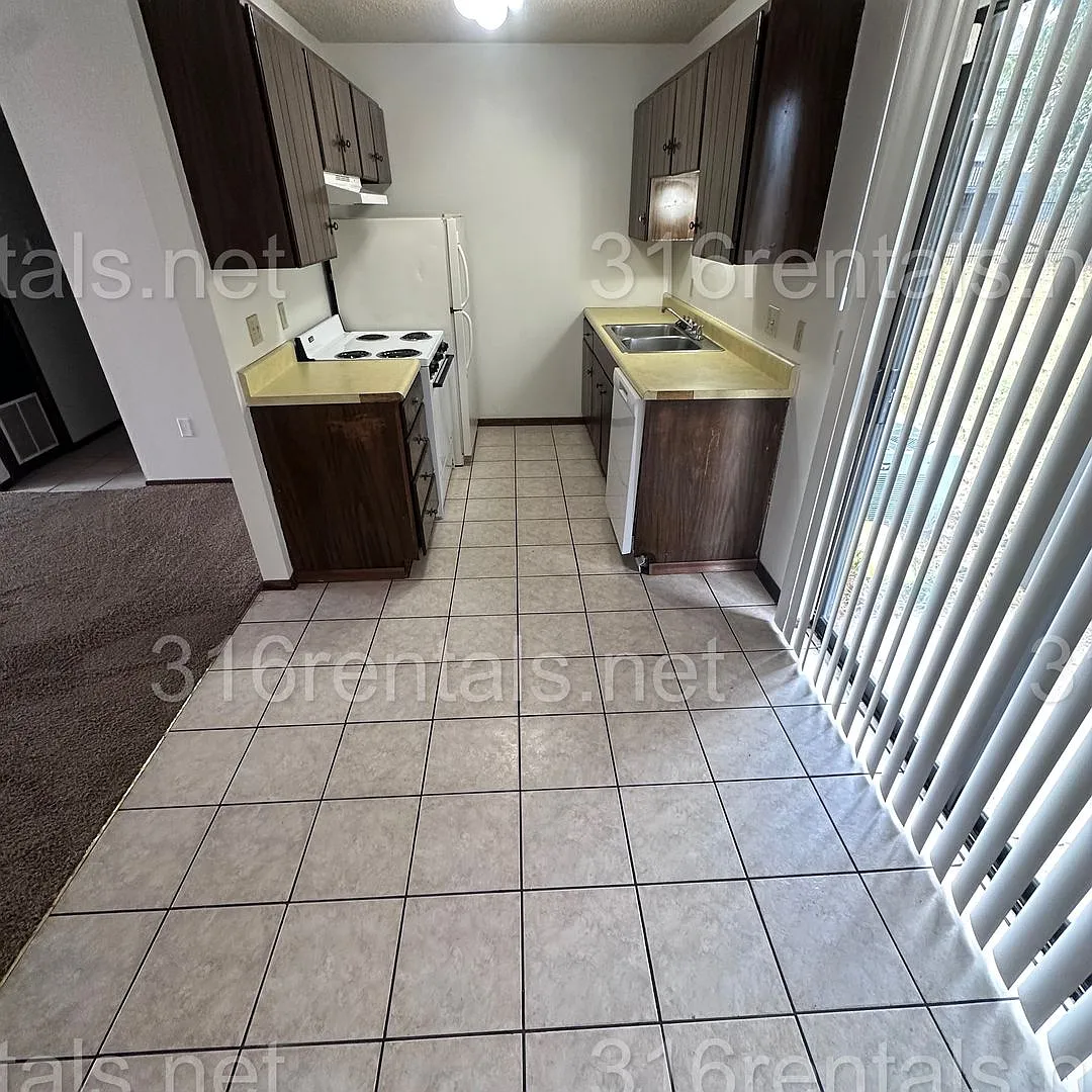 359 E Marion Ct — Photo 3
