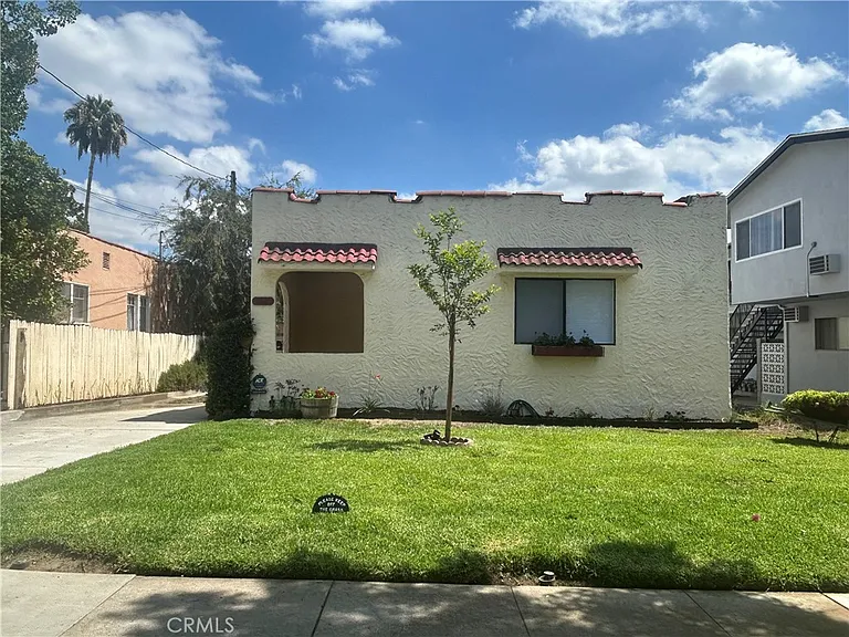 214 E Stocker St — Photo 1