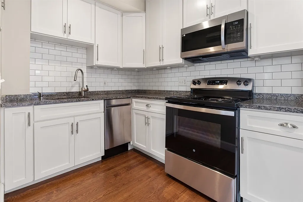 2 bed, 1.0 bath, 890 sqft, $4,000 — Photo 2