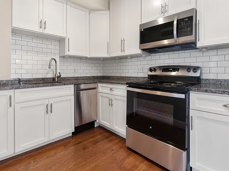 17 Sackville St #3 — Photo 2