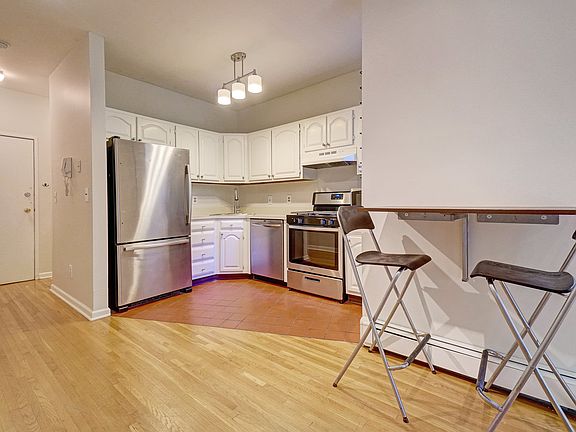2nd image of 727 Washington St APT 5